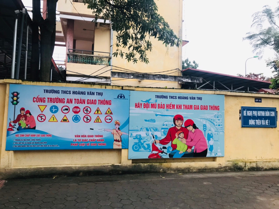 Các biển bảng cổ động, tuyên truyền ý thức chấp hành pháp luật về giao thông cho cả học sinh lẫn phụ huynh được gắn ngay cạnh cổng trường.