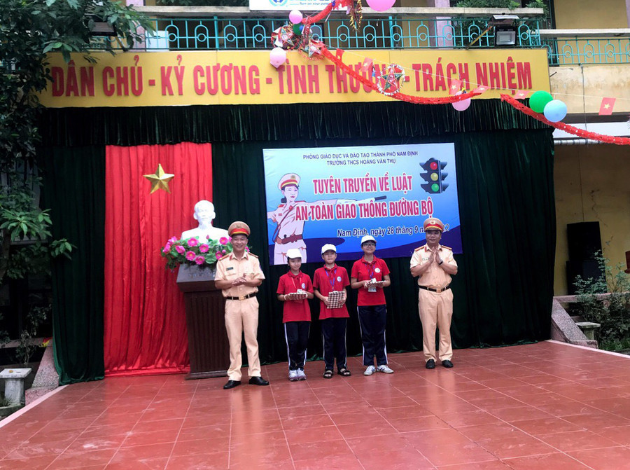 Công tác tuyên truyền pháp luật được thực hiện trong nhiều hoạt động như sinh hoạt dưới cờ, sinh hoạt lớp hay hoạt động ngoại khóa.