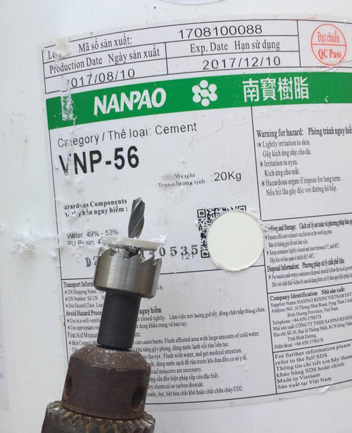 Cách trồng dưa lưới “bán thủy canh” trên sân thượng ảnh 3 Thùng sơn loại 22l được khoan một mũi cách đáy 10 cm. Anh Thuyên khuyên dùng loại mũi khoan có đường kính 21 mm hoặc 27 mm.