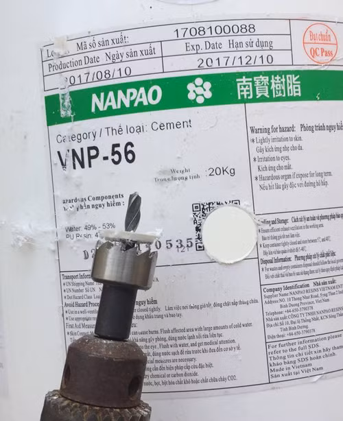 Thùng sơn loại 22l được khoan một mũi cách đáy 10 cm. Anh Thuyên khuyên dùng loại mũi khoan có đường kính 21 mm hoặc 27 mm.