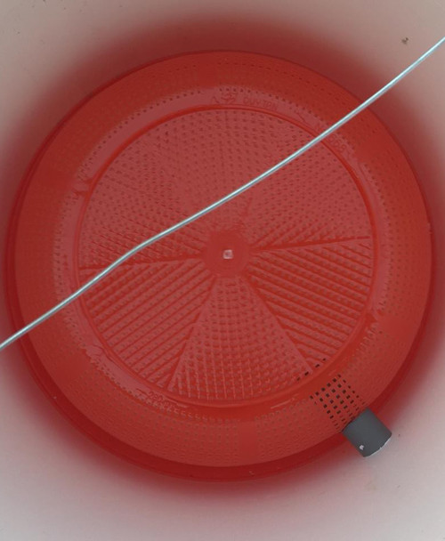 Cách trồng dưa lưới “bán thủy canh” trên sân thượng ảnh 5 Dùng ống nhựa PVC đường kính 21 mm hoặc 27 m làm lỗ thoát nước.