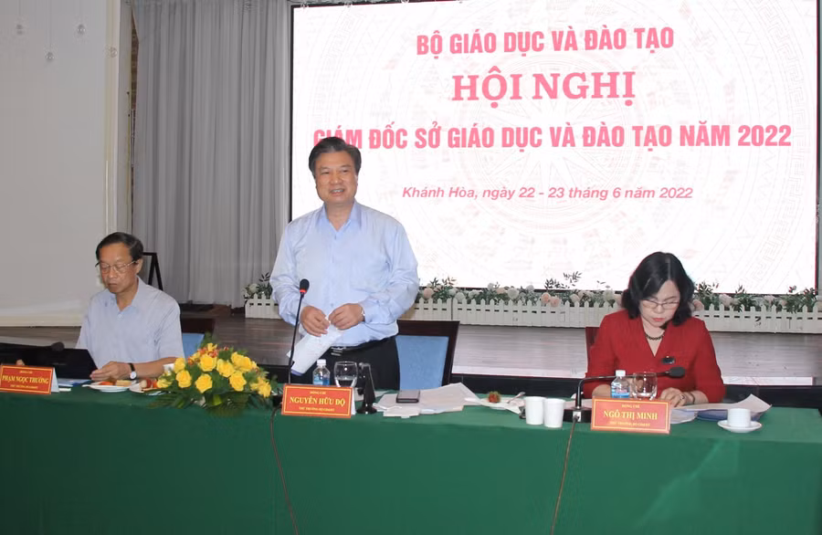 Thứ trưởng Bộ GD&amp;ĐT Nguyễn Hữu Độ trao đổi tại hội nghị