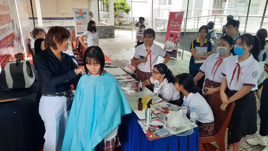 Một đơn vị đang giới thiệu về nghề tạo mẫu tóc đến với học sinh tại ngày hội