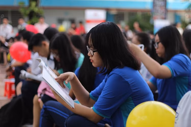 Học sinh tìm hiểu thông tin, ngành nghề tại lễ khai mạc