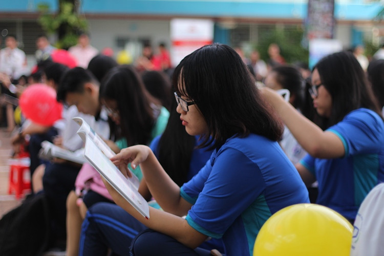Học sinh tìm hiểu thông tin, ngành nghề tại lễ khai mạc