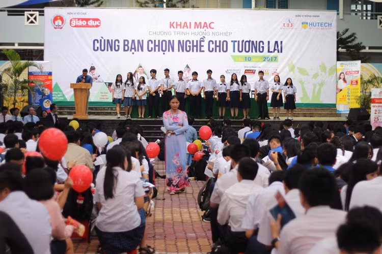 Quang cảnh buổi lễ khai mạc "Cùng bạn chọn nghề tương lai" lần 10