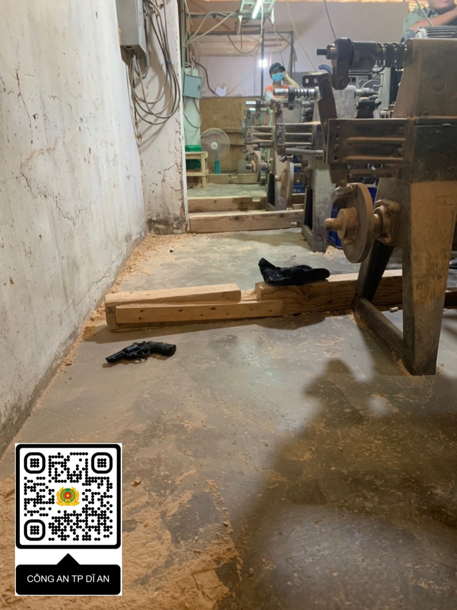 Khẩu súng tại hiện trường. Khẩu súng tại hiện trường.