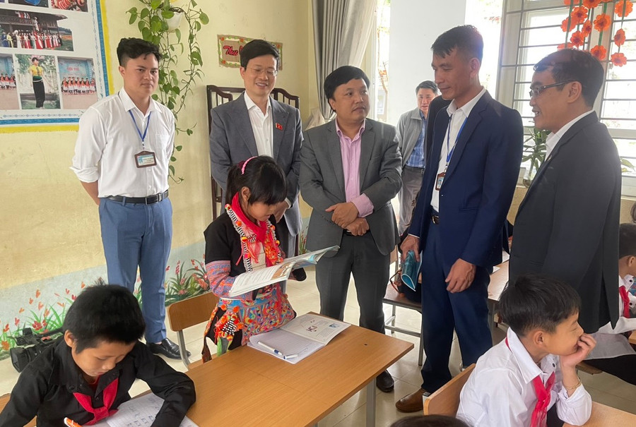 Đoàn giám sát ghi nhận tình hình học sinh học Chương trình GDPT 2018 tại Trường Phổ thông DTBT TH&THCS Bản Lang số 2. Đoàn giám sát ghi nhận tình hình học sinh học Chương trình GDPT 2018 tại Trường Phổ thông DTBT TH&THCS Bản Lang số 2.