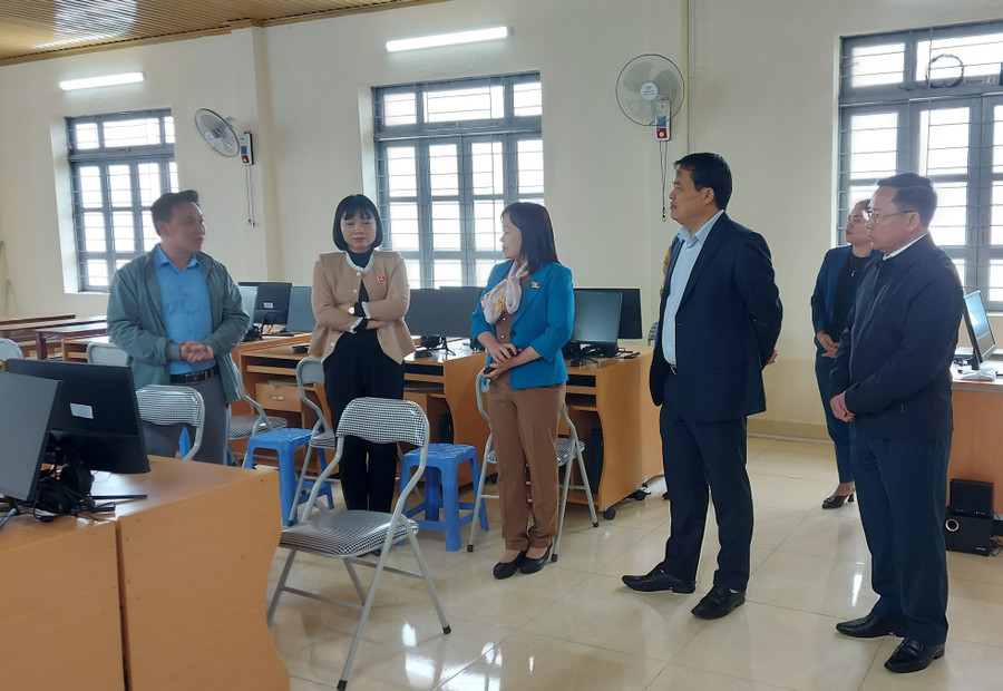 Đoàn giám sát thăm phòng Tin học của Trường Phổ thông DTBT THCS Dào San. Đoàn giám sát thăm phòng Tin học của Trường Phổ thông DTBT THCS Dào San.