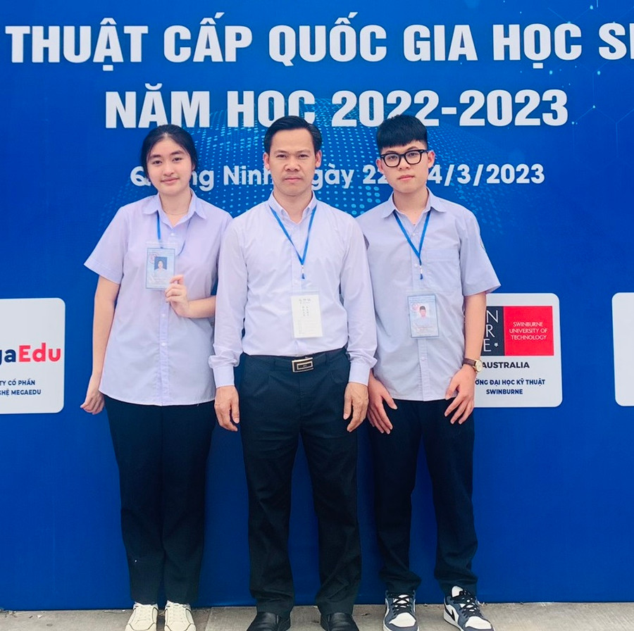 Thầy giáo và nhóm học sinh đạt giải Tư.