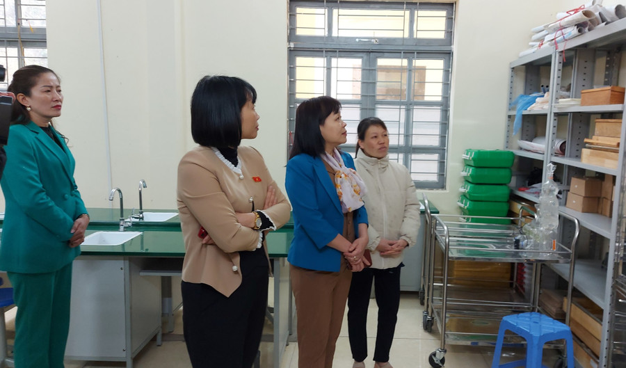 Đoàn giám sát thăm phòng thí nghiệm Trường phổ thông DTBT THCS Dào San. Đoàn giám sát thăm phòng thí nghiệm Trường phổ thông DTBT THCS Dào San.