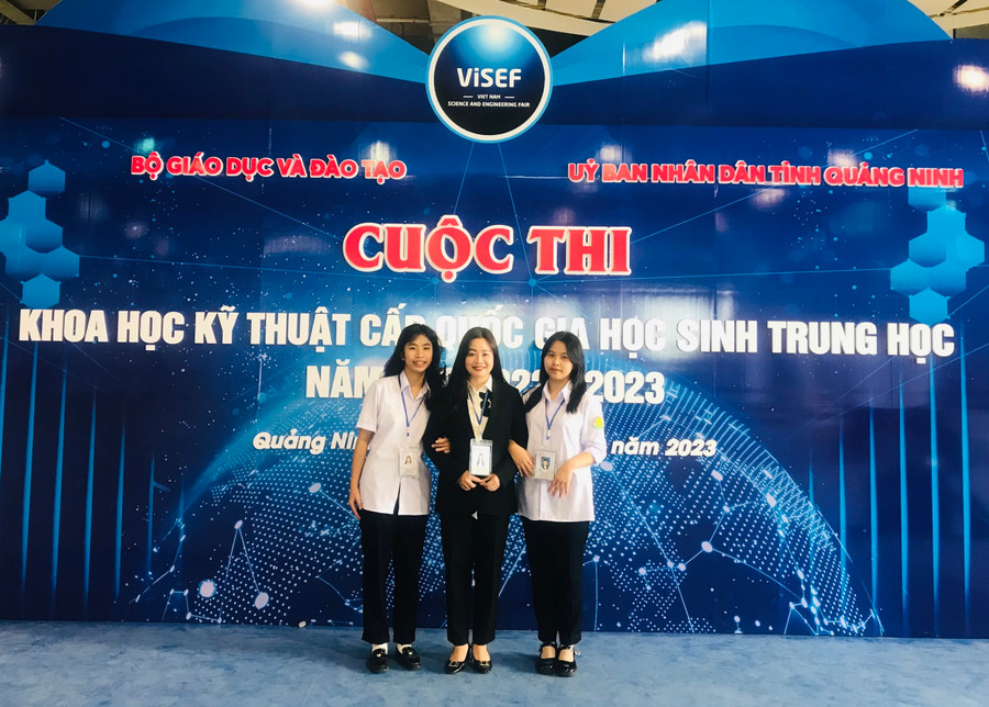 Giáo viên và 2 học sinh đạt giải Nhất.
