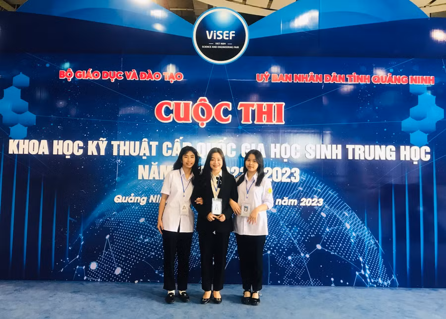 Giáo viên và 2 học sinh đạt giải Nhất.