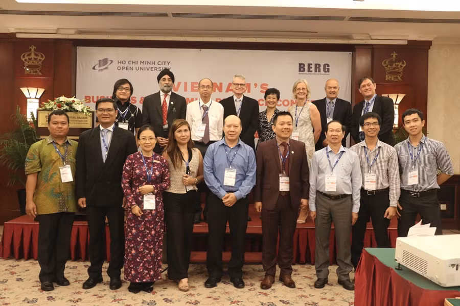 Các học giả, nhà nghiên cứu trong và ngoài nước chụp ảnh kỉ niệm tại Hội thảo Các học giả, nhà nghiên cứu trong và ngoài nước chụp ảnh kỉ niệm tại Hội thảo