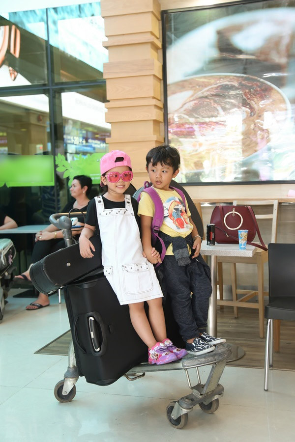 Thời trang sân bay không chịu thua kém siêu sao của các nhóc tì sao Việt ảnh 14 thoi trang san bay khong chiu thua kem sieu sao cua cac nhoc ti sao viet - 14