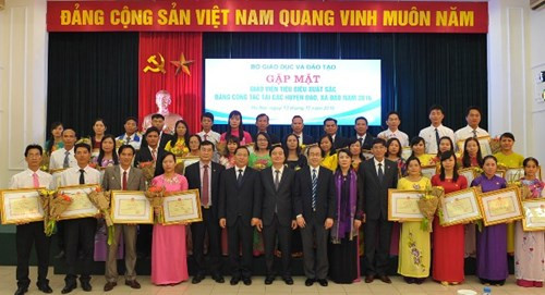 37 thầy cô được tặng bằng khen của Bộ trưởng Bộ GD&ĐT, 5 thầy cô không đến dự vì không có tàu từ đảo vào đất liền