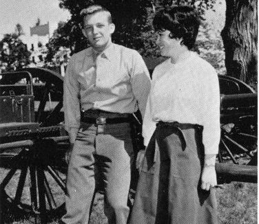 Điển trai, học giỏi, chơi thể thao tốt, nhà có điều kiện có lẽ là những yếu tố giúp chàng trai Donald nổi tiếng trong trường. Bức ảnh trên có chú thích "Ladies" man: Trump" (Người đàn ông của các cô gái: Trump), nằm trong quyển kỷ yếu năm 1964 của Học viện Quân sự New York, theoNewsday. Ảnh:NYMA. Donald Trump thoi tre: Gioi, dep trai, noi tieng khap truong hinh anh 6