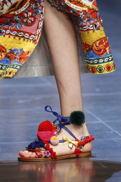 Mách bạn chọn các kiểu giày sandal nữ hot nhất hiện nay ảnh 2 rainbow-sandals-dolce-gabbana-490x735