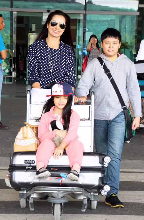 thoi trang san bay khong chiu thua kem sieu sao cua cac nhoc ti sao viet - 9