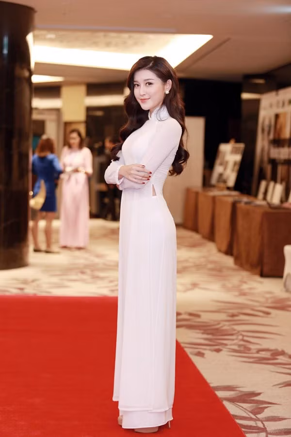 Á hậu Huyền My mặc áo dài trắng duyên dáng đón hoàng tử William ảnh 2