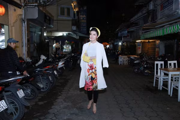 huyen-my-bat-taxi-di-an-dem-sau-khi-chay-show-6