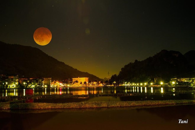 Siêu trăng nhìn từ thị trấn Thuận Châu, Sơn La. Ảnh:Quốc Tuấn. Dan mang dong loat chia se anh sieu trang tai Viet Nam hinh anh 1