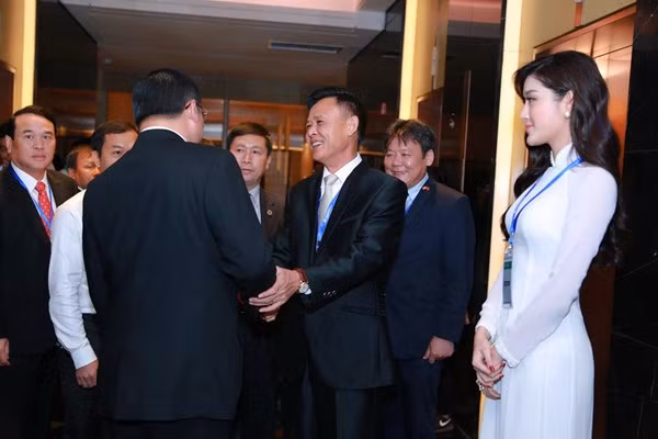 Á hậu Huyền My mặc áo dài trắng duyên dáng đón hoàng tử William ảnh 3