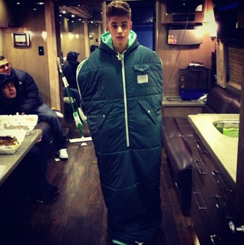 Justin Beiber từng khiến khán giả trố mắt khi diện chiếc áo ấm tựa như chiếc túi ngủ. Justin Beiber từng khiến khán giả trố mắt khi diện chiếc áo ấm tựa như chiếc túi ngủ.
