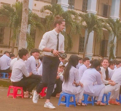 Hình ảnh chàng du học sinh Pháp bước đi giữa sân trường khiến học sinh chú ý, bàn tán.Ảnh chụp màn hình.