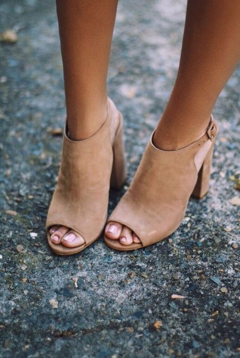 Mách bạn chọn các kiểu giày sandal nữ hot nhất hiện nay ảnh 13 sandal-mudes-3-490x731