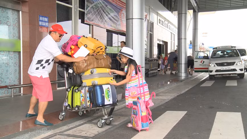 Thời trang sân bay không chịu thua kém siêu sao của các nhóc tì sao Việt