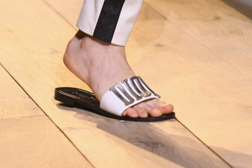 Mách bạn chọn các kiểu giày sandal nữ hot nhất hiện nay ảnh 16 christian-dior-490x327