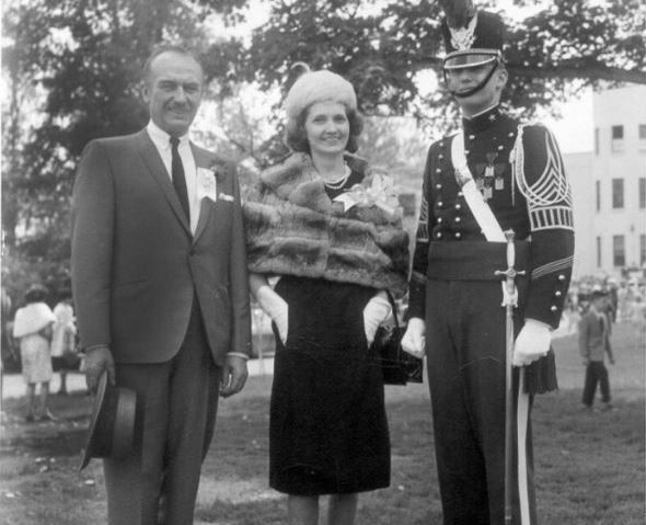 Ông Fred Trump cho hay khi còn nhỏ, Donald khá năng nổ, cục cằn và bướng bỉnh. Do đó, vợ chồng ông đã gửi con đến Học viện Quân sự New York từ năm 13 tuổi, với mong muốn kỷ luật của trường sẽ giúp quý tử tận dụng nguồn năng lượng, trí thông minh vốn có để đạt được nhiều thành tích.Ảnh:Instagram NV. Donald Trump thoi tre: Gioi, dep trai, noi tieng khap truong hinh anh 3