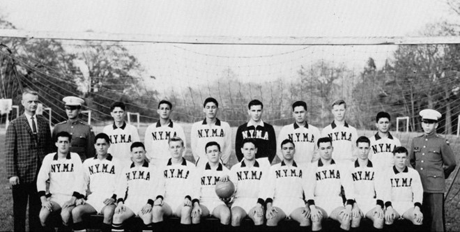 Không những thế, quý tử nhà Trump (hàng trước, thứ 4 từ trái sang) còn là ngôi sao thể thao trong trường, chơi giỏi nhiều môn, đặc biệt là bóng chày và bóng đá.Ảnh:NYMA. Donald Trump thoi tre: Gioi, dep trai, noi tieng khap truong hinh anh 5