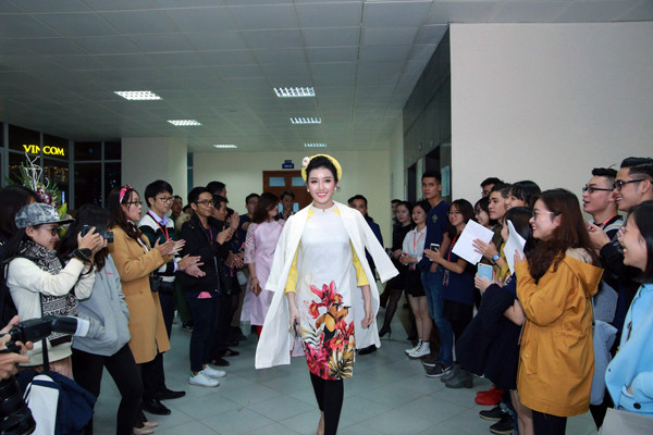 huyen-my-bat-taxi-di-an-dem-sau-khi-chay-show