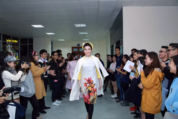 huyen-my-bat-taxi-di-an-dem-sau-khi-chay-show
