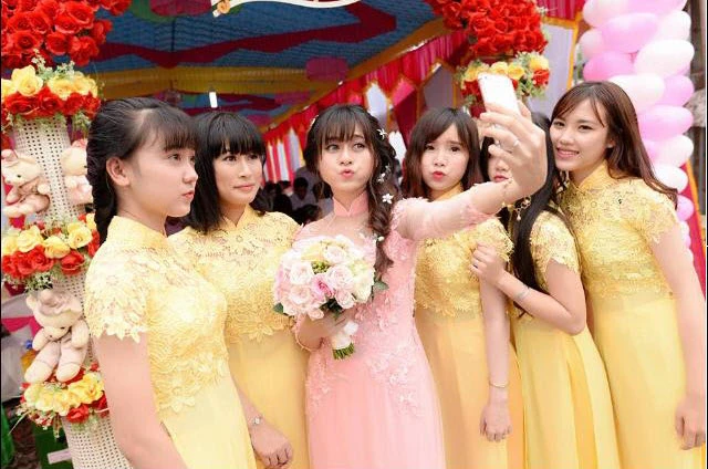Cô dâu xinh như hoa, vạn chàng mê ở Bình Phước kết hôn khiến nhiều học sinh tiếc nuối