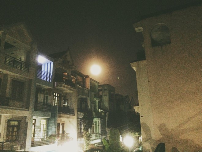 Ảnh được chụp từ khu dân cư tại quận 2, TP.HCM. Ảnh:Van Nguyen. Dan mang dong loat chia se anh sieu trang tai Viet Nam hinh anh 9