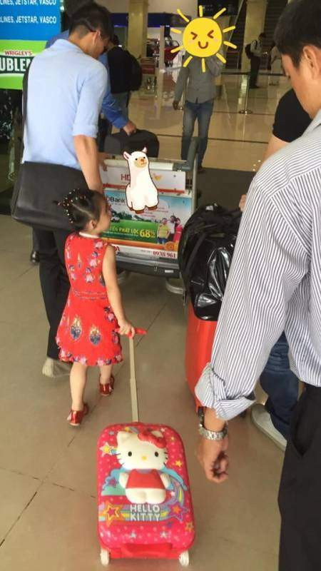 Thời trang sân bay không chịu thua kém siêu sao của các nhóc tì sao Việt ảnh 13 thoi trang san bay khong chiu thua kem sieu sao cua cac nhoc ti sao viet - 13