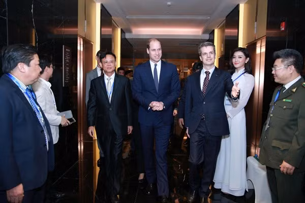 Á hậu Huyền My mặc áo dài trắng duyên dáng đón hoàng tử William ảnh 5