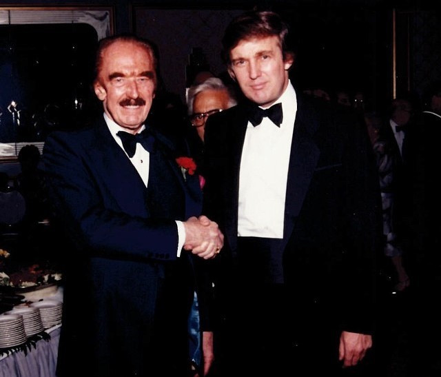 Sau khi cha mất, Trump tiếp tục phát triển công ty, đổi tên thành Trump Organization, mở rộng kinh doanh sang cả lĩnh vực giải trí, lữ hành - khách sạn, mua sắm, đầu tư... TheoNotable Biographies, tham vọng của ông Donald lớn hơn rất nhiều so với cha. Ảnh:Instagram NV. Donald Trump thoi tre: Gioi, dep trai, noi tieng khap truong hinh anh 11