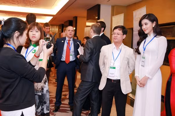 Á hậu Huyền My mặc áo dài trắng duyên dáng đón hoàng tử William ảnh 4