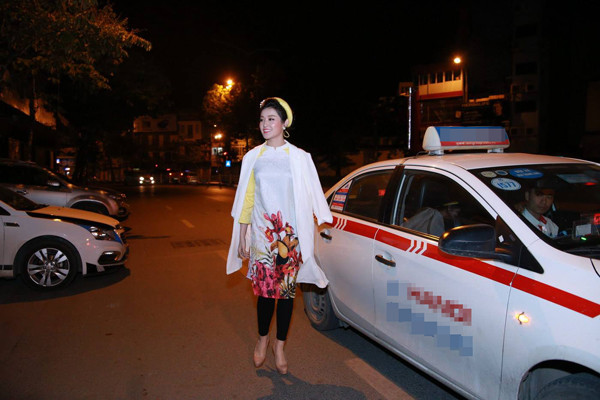 huyen-my-bat-taxi-di-an-dem-sau-khi-chay-show-5