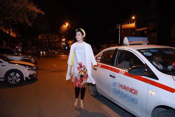 huyen-my-bat-taxi-di-an-dem-sau-khi-chay-show-5