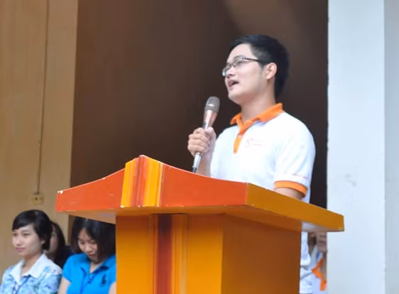 Thủ khoa Nguyễn Chí Long chia sẻ kinh nghiệm học tập tại trường THPT Bắc Lương Sơn (12/9/2015).