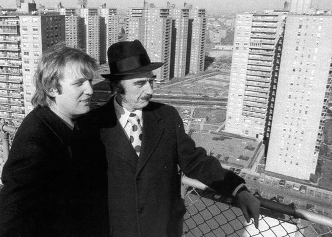 Ngay sau tốt nghiệp, Donald gia nhập công ty của gia đình -Elizabeth Trump & Son. Đây là công ty Fred Trump và mẹ thành lập khi ông mới 21 tuổi, chuyên xây dựng, buôn bán bất động sản. Tên tuổi của Fred Trump bấy giờ cũng không khác gì Donald Trump thời nay. Ảnh:Newsday. Donald Trump thoi tre: Gioi, dep trai, noi tieng khap truong hinh anh 8