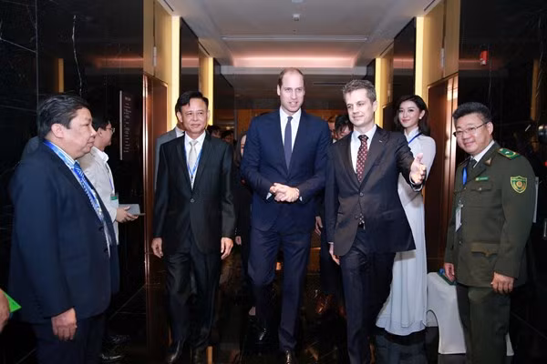 Á hậu Huyền My mặc áo dài trắng duyên dáng đón hoàng tử William ảnh 6