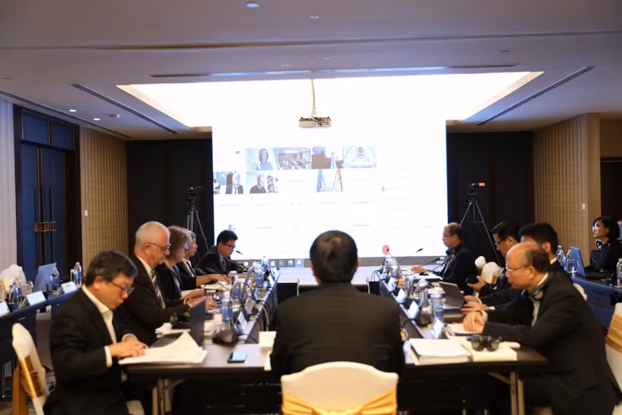 Các thành viên HĐT ĐH Việt Đức cùng thảo luận ở nhiều đầu cầu