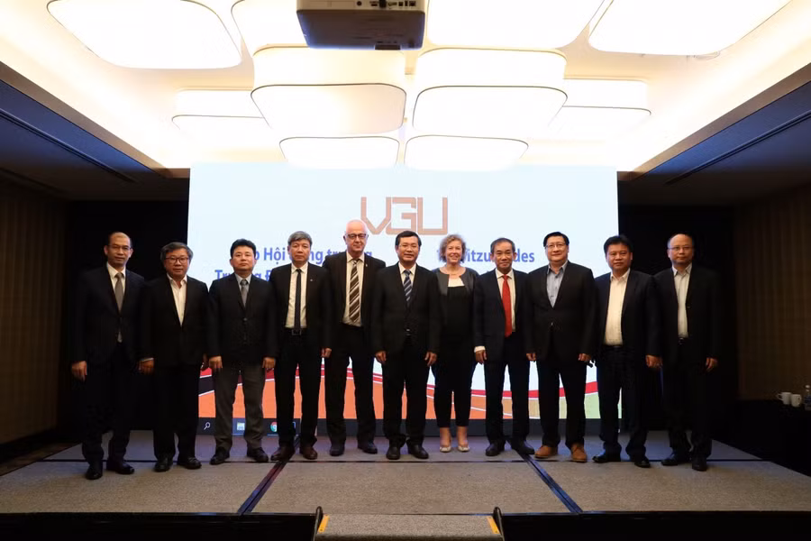 Các thành viên HĐT Trường ĐH Việt Đức chụp hình cùng nhau