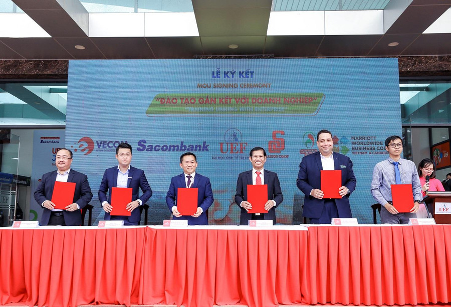 Tại ngày hội, đại diện ban giám hiệu UEF đã ký kết hợp tác với nhiều doanh nghiệp Tại ngày hội, đại diện ban giám hiệu UEF đã ký kết hợp tác với nhiều doanh nghiệp